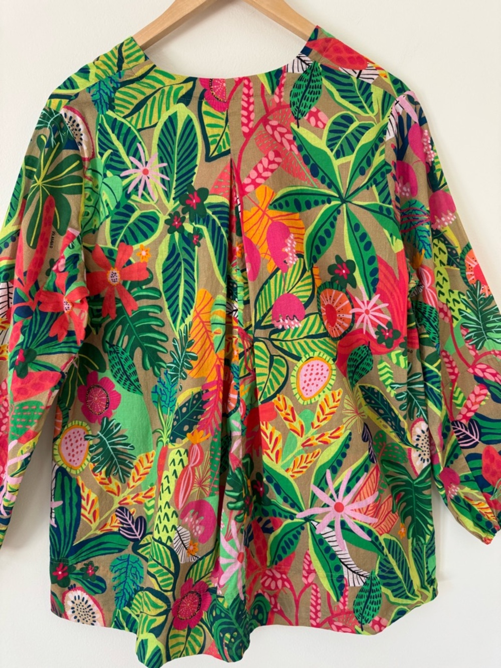 Vilagallo Tropical Floral Popover Blouse in Greens and Pinks, Size 10 - Picture 8 of 13